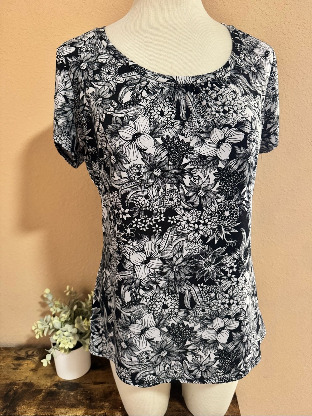 Worthington Black and White Floral Short Sleeve Tee